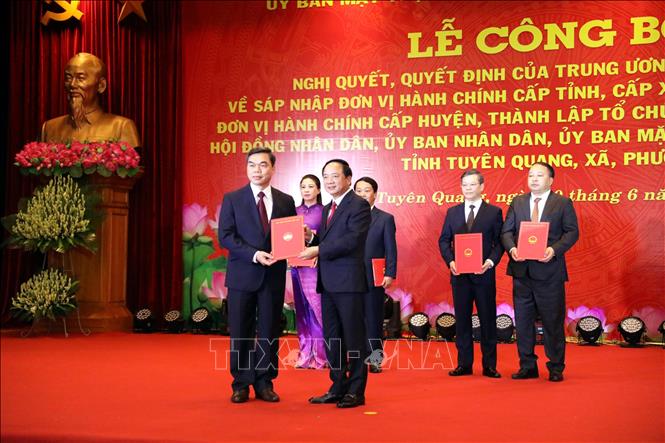 Thượng tướng Trịnh Văn Quyết (phải), Bí thư Trung ương Đảng, Chủ nhiệm Tổng cục Chính trị Quân đội nhân dân Việt Nam đã trao Quyết định của Trung ương chỉ định chức danh Phó Bí thư Tỉnh ủy Tuyên Quang (mới) cho ông Ma Thế Hồng, Phó Bí thư Tỉnh ủy Tuyên Quang (cũ). Ảnh: Quang Cường – TTXVN