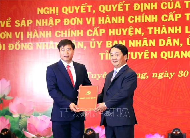 Bí thư Tỉnh ủy Tuyên Quang (mới) Hầu A Lềnh trao các nghị quyết của tỉnh cho Đảng bộ xã, phường. Ảnh: Quang Cường – TTXVN