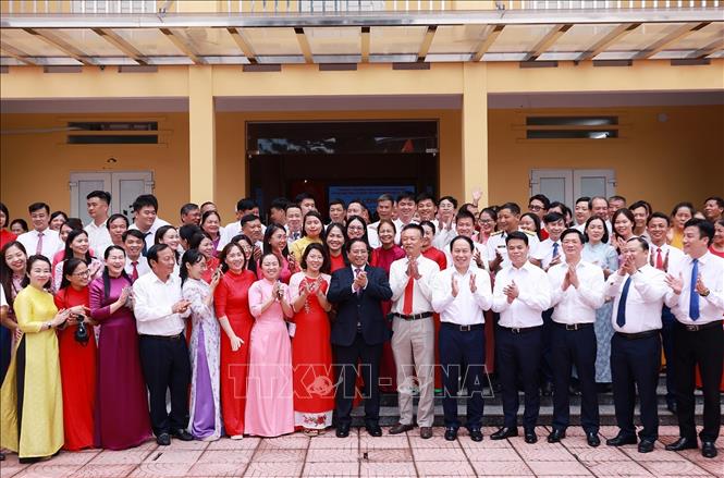 Thủ tướng Phạm Minh Chính với cán bộ, nhân viên phường Hồng An, thành phố Hải Phòng. Ảnh: Dương Giang-TTXVN 
