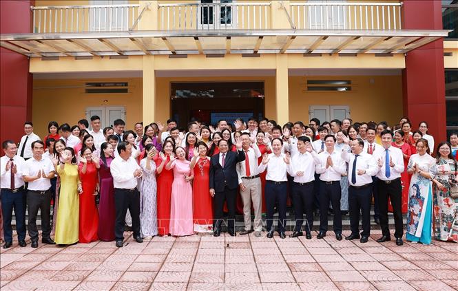 Thủ tướng Phạm Minh Chính với cán bộ, nhân viên phường Hồng An, thành phố Hải Phòng. Ảnh: Dương Giang-TTXVN 
