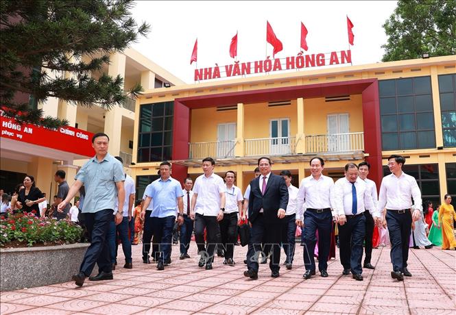 Thủ tướng Phạm Minh Chính thăm Trung tâm phục vụ hành chính công phường Hồng An, thành phố Hải Phòng. Ảnh: Dương Giang-TTXVN 