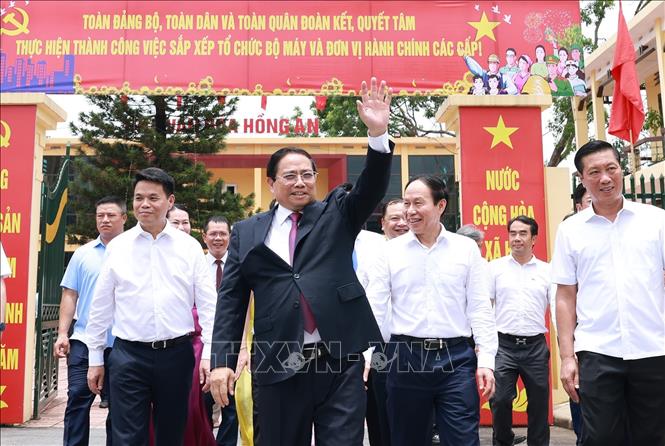 Thủ tướng Phạm Minh Chính thăm Trung tâm phục vụ hành chính công phường Hồng An, thành phố Hải Phòng. Ảnh: Dương Giang-TTXVN 