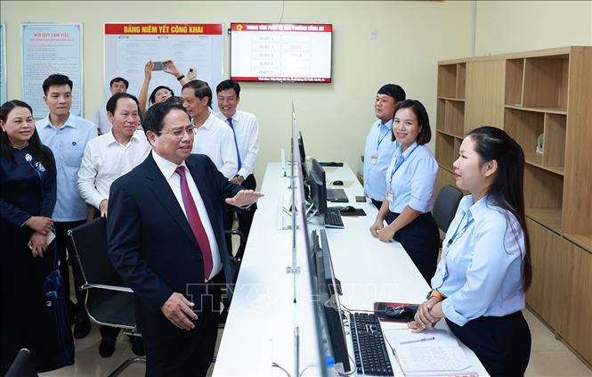Thủ tướng Phạm Minh Chính thăm Trung tâm phục vụ hành chính công phường Hồng An, thành phố Hải Phòng. Ảnh: Dương Giang-TTXVN 