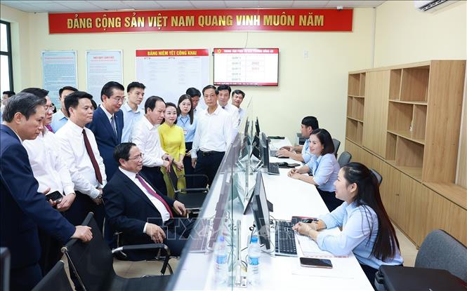 Thủ tướng Phạm Minh Chính thăm Trung tâm phục vụ hành chính công phường Hồng An, thành phố Hải Phòng. Ảnh: Dương Giang-TTXVN 