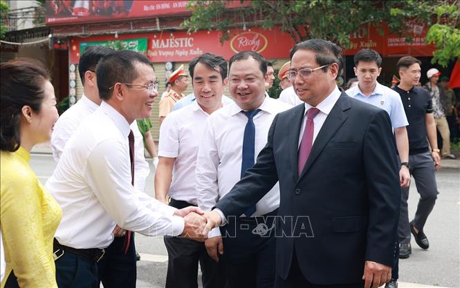 Thủ tướng Phạm Minh Chính thăm Trung tâm hành chính công phường Hồng An, thành phố Hải Phòng. Ảnh: Dương Giang-TTXVN 
