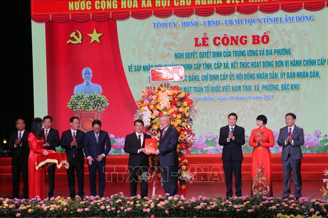 Ông Nguyễn Hòa Bình, Ủy viên Bộ Chính trị, Phó Thủ tướng Thường trực Chính phủ trao Quyết định cho Bí thư Tỉnh ủy Lâm Đồng Y Thanh Hà Niê Kđăm.  Ảnh Chu Quốc Hùng-TTXVN