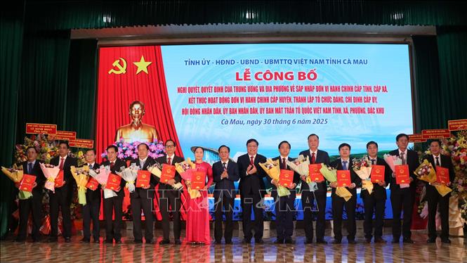 Lãnh đạo tỉnh Cà Mau trao Quyết định cho các đồng chí Bí thư Đảng bộ xã, phường của tỉnh Cà Mau (mới). Ảnh: Kim Há – TTXVN