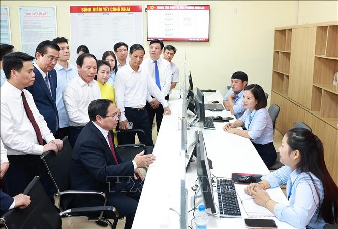 Thủ tướng Phạm Minh Chính thăm Trung tâm phục vụ hành chính công phường Hồng An, thành phố Hải Phòng. Ảnh: Dương Giang-TTXVN 