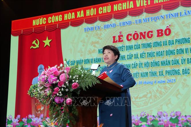 Bà Nguyễn Thúy Anh, Ủy viên Trung ương Đảng, Phó Trưởng ban Chính sách chiến lược Trung ương công bố các nghị quyết, quyết định của Trung ương đối với việc sáp nhập tỉnh Lâm Đồng. Ảnh Chu Quốc Hùng