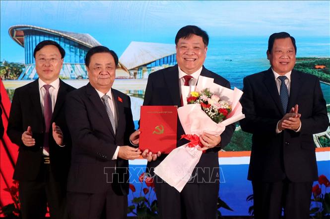 Đồng chí Lê Minh Hoan, Ủy viên Trung ương Đảng, Phó Chủ tịch Quốc hội, Trưởng Đoàn công tác Trung ương trao Quyết định về chỉ định Chủ tịch, Phó Chủ tịch UBND tỉnh Cà Mau (mới). Ảnh: Kim Há – TTXVN