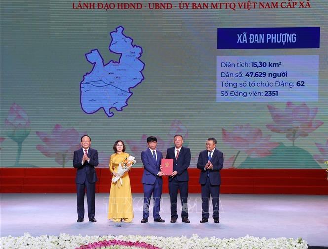 Đồng chí Trần Sỹ Thanh (bên phải), Ủy viên Trung ương Đảng, Phó Bí thư Thành ủy, Chủ tịch UBND thành phố Hà Nội và Phó Bí thư Thành ủy, Chủ tịch HĐND thành phố Hà Nội Nguyễn Ngọc Tuấn trao Quyết định của BCH Đảng bộ thành phố cho Đảng bộ xã Đan Phượng. Ảnh: Văn Điệp – TTXVN