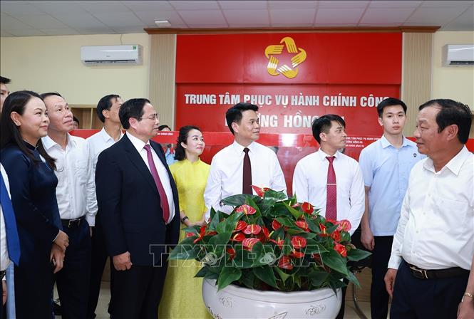 Thủ tướng Phạm Minh Chính thăm Trung tâm phục vụ hành chính công phường Hồng An, thành phố Hải Phòng. Ảnh: Dương Giang-TTXVN 