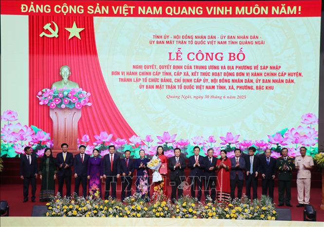 Đồng chí Nguyễn Xuân Thắng, Ủy viên Bộ Chính trị, Giám đốc Học viện Chính trị quốc gia Hồ Chí Minh, Chủ tịch Hội đồng Lý luận Trung ương trao Quyết định chỉ định Ban Thường vụ Tỉnh ủy Quảng Ngãi nhiệm kỳ 2020-2025 gồm 17 đồng chí. Ảnh: Phạm Cường-TTXVN
