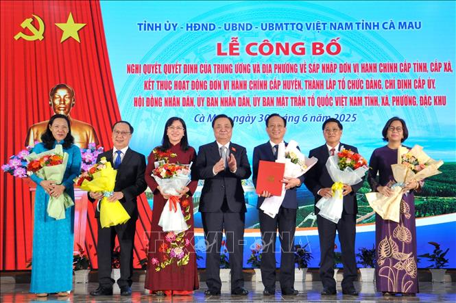 Đồng chí Lê Minh Hoan, Ủy viên Trung ương Đảng, Phó Chủ tịch Quốc hội trao Quyết định của Ủy ban Thường vụ Quốc về chỉ định Chủ tịch, Phó Chủ tịch HĐND tỉnh Cà Mau. Ảnh: Kim Há – TTXVN