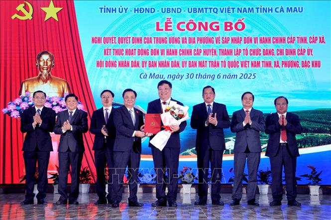 Đồng chí Lê Minh Hoan, Ủy viên Trung ương Đảng, Phó Chủ tịch Quốc hội trao Quyết định chỉ định Chủ tịch, Phó Chủ tịch UBND tỉnh Cà Mau (mới). Ảnh: Kim Há – TTXVN