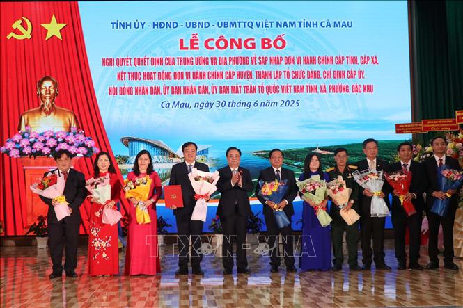 Đồng chí Lê Minh Hoan, Ủy viên Trung ương Đảng, Phó Chủ tịch Quốc hội trao Quyết định của Ủy ban Trung ương MTTQ Việt Nam thành lập Ủy ban MTTQ Việt Nam tỉnh Cà Mau (mới). Ảnh: Kim Há – TTXVN
