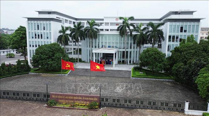 Trụ sở UBND phường Việt Hưng, thành phố Hà Nội đã thay biển, sẵn sàng vận hành chính quyền 2 cấp từ 1/7. Ảnh: Thành Phuơng – TTXVN