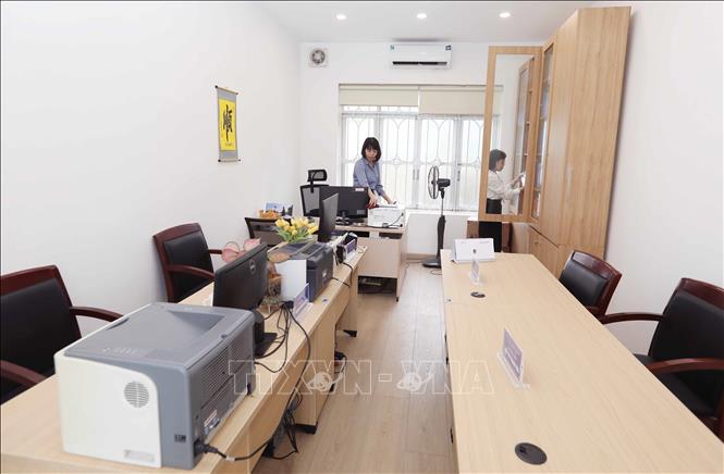 Phường Long Biên đang hoàn tất công đoạn cuối chỉnh trang trụ sở, sẵn sàng cho lễ công bố vận hành chính quyền 2 cấp. Ảnh: Thành Phuơng – TTXVN