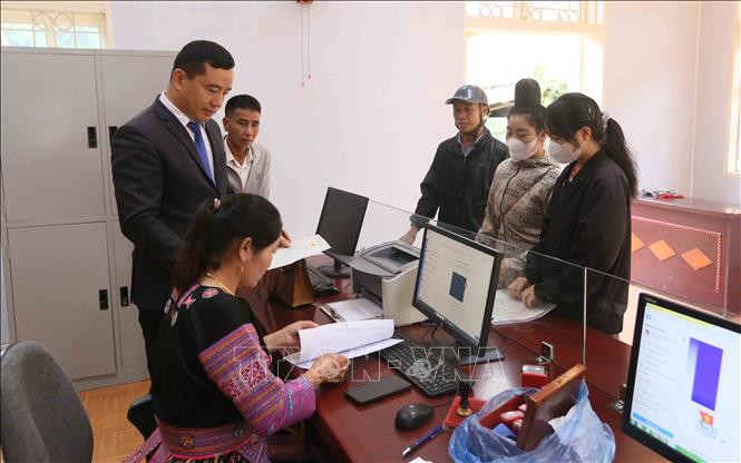 Nhân dân xã Phiêng Pằn (mới), tỉnh Sơn La, đến làm thủ tục hành chính. Ảnh: Quang Quyết  - TTXVN