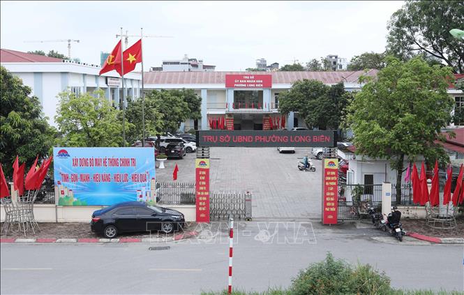 Trụ sở UBND phường Long Biên đã được gắn biển mới, sẵn sàng vận hành chính quyền 2 cấp từ 1/7. Ảnh: Thành PHương - TTXVN