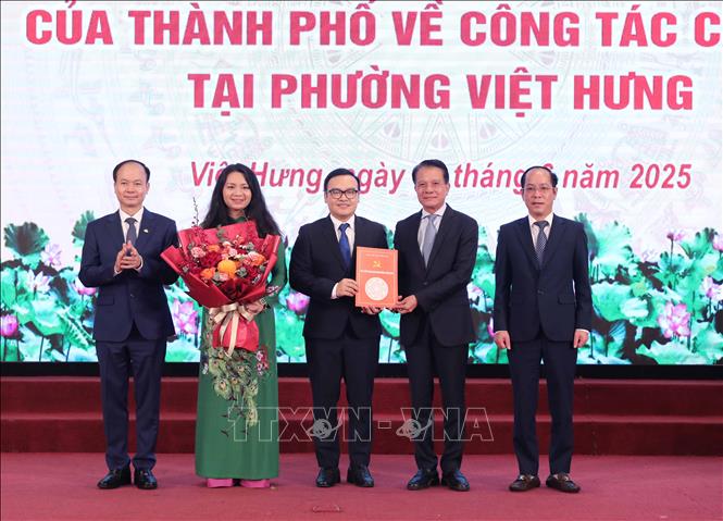 Phường Việt Hưng đã công bố nhân sự chủ chốt, sẵn sàng vận hành chính quyền 2 cấp từ 1/7. Ảnh: Thành Phuơng – TTXVN
