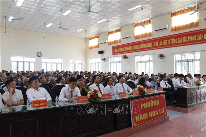 Nhân dân và lãnh đạo các xã, phường tại thành phố Hoa Lư tham dự lễ công bố được kết nối trực tuyến đến điểm cầu xã Ninh Hải, thành phố Hoa Lư, tỉnh Ninh Bình. Ảnh: Hải Yến - TTXVN