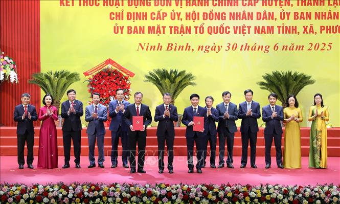 Đồng chí Lê Minh Hưng, Ủy viên Bộ Chính trị, Bí thư Trung ương Đảng, Trưởng Ban Tổ chức Trung ương trao các Nghị quyết của Ủy ban Thường vụ Quốc hội về việc chỉ định Trưởng Đoàn, Phó Trưởng Đoàn ĐBQH tỉnh Ninh Bình (mới); chỉ định Chủ tịch, Phó Chủ tịch HĐND, Trưởng các Ban của HĐND tỉnh Ninh Bình (mới). Ảnh: Đức Phương - TTXVN