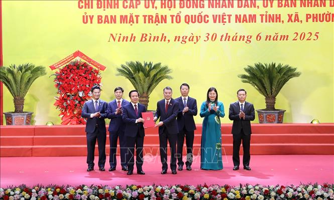 Đồng chí Lê Minh Hưng, Ủy viên Bộ Chính trị, Bí thư Trung ương Đảng, Trưởng Ban Tổ chức Trung ương trao Quyết định của Thủ tướng Chính phủ về việc chỉ định Chủ tịch, Phó Chủ tịch UBND tỉnh Ninh Bình (mới). Ảnh: Đức Phương - TTXVN