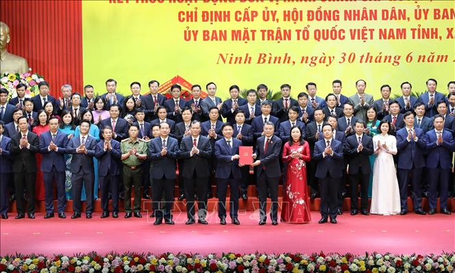 Đồng chí Lê Minh Hưng, Ủy viên Bộ Chính trị, Bí thư Trung ương Đảng, Trưởng Ban Tổ chức Trung ương trao Quyết định của Bộ Chính trị về việc thành lập Đảng bộ tỉnh Ninh Bình. Ảnh: Đức Phương - TTXVN