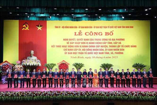 Đồng chí Trương Quốc Huy, Bí thư Tỉnh ủy, Trưởng Đoàn ĐBQH tỉnh Ninh Bình, trao các quyết định thành lập Đảng bộ xã, phường của tỉnh Ninh Bình (mới). Ảnh: Đức Phương - TTXVN