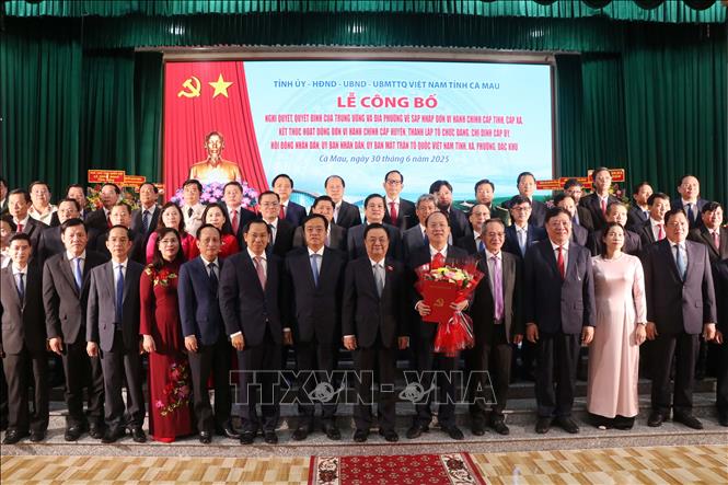 Đồng chí Lê Minh Hoan, Ủy viên Trung ương Đảng, Phó Chủ tịch Quốc hội trao Quyết định và chúc mừng Ban Chấp hành Đảng bộ tỉnh Cà Mau tại buổi lễ. Ảnh: Kim Há – TTXVN