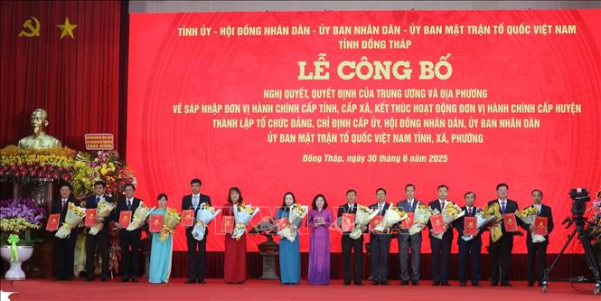 Trao quyết định bổ nhiệm cho các tân Bí thư Đảng ủy xã, phường. Ảnh: Đức Tâm - TTXVN