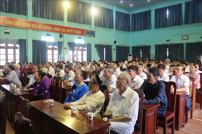 Nhân dân phường Trí Quả, tỉnh Bắc Ninh (mới) theo dõi lễ công bố. Ảnh: TTXVN phát