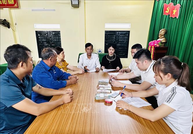 Ngày làm việc đầu tiên với tên xã, tên tỉnh đã thay mới. Ảnh: Đức Thọ - TTXVN