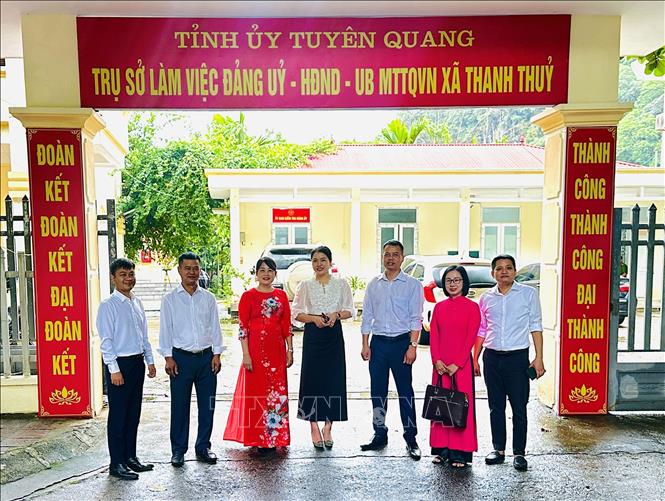 Ngày làm việc đầu tiên với tên xã, tên tỉnh đã thay mới. Ảnh: Đức Thọ - TTXVN