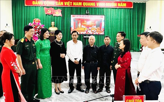 Lãnh đạo và người dân xã biên giới Thanh Thủy chia sẻ về việc sáp nhập tỉnh, xã. Ảnh: Đức Thọ - TTXVN