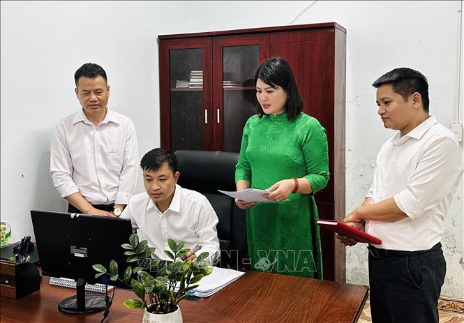 Ngày làm việc đầu tiên với tên xã, tên tỉnh đã thay mới. Ảnh: Đức Thọ - TTXVN