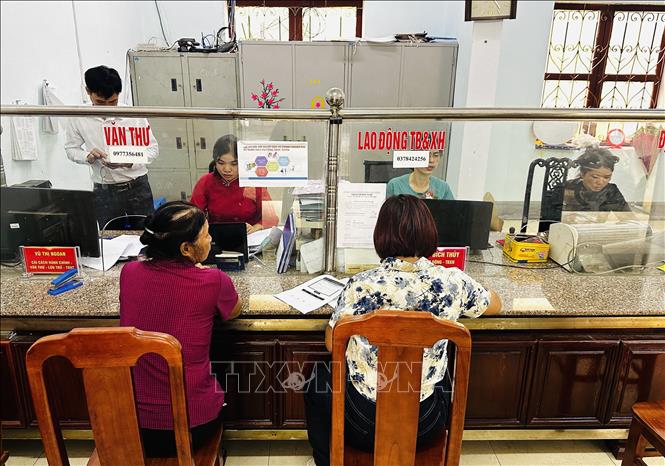 Ngày làm việc đầu tiên với tên xã, tên tỉnh đã thay mới. Ảnh: Đức Thọ - TTXVN