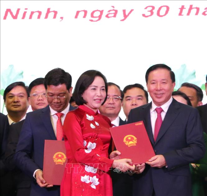 Phó Chủ tịch Quốc hội Nguyễn Thị Thanh trao Quyết định của Bộ Chính trị chỉ định ông Nguyễn Văn Út giữ chức  Phó Bí thư Tỉnh ủy, Chủ tịch UBND tỉnh Tây Ninh (mới). Ảnh: Thanh Bình - TTXVN