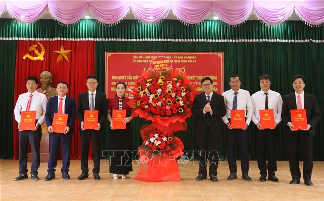Trao Quyết định cho lãnh đạo xã Phiêng Pằn (mới), tỉnh Sơn La. Ảnh: Quang Quyết - TTXVN