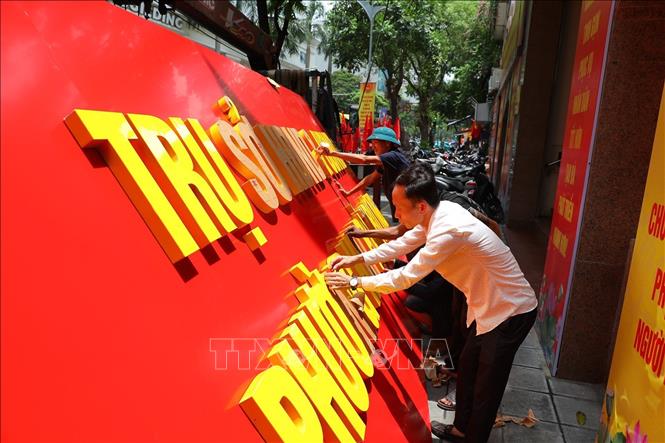 Gắn biển trụ sở phường Hai Bà Trưng, thành phố Hà Nội. Ảnh: Khánh Hoà - TTXVN