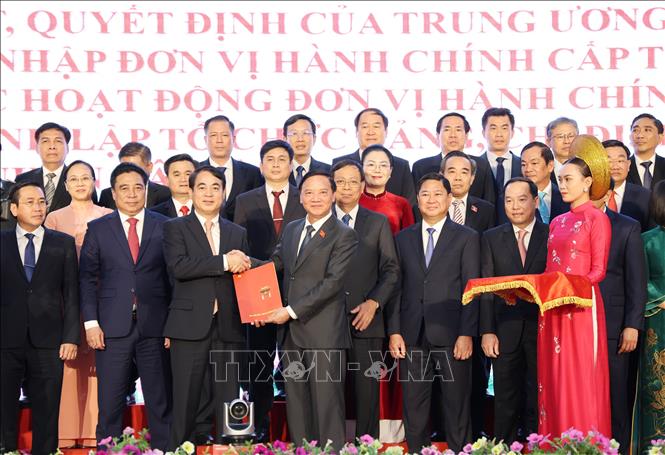 Phó Chủ tịch Quốc hội Nguyễn Khắc Định (phải) trao quyết định của Bộ Chính trị về việc thành lập Đảng bộ tỉnh Khánh Hòa (mới). Ảnh: Tiên Minh - TTXVN