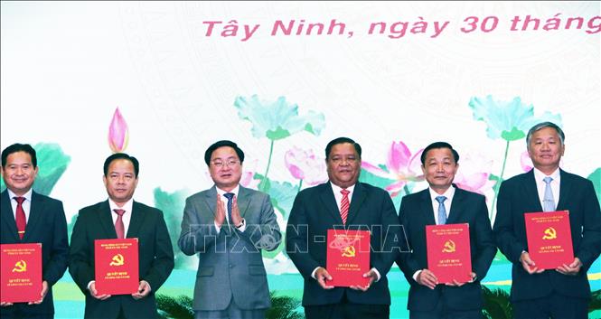 Bí thư Tỉnh ủy Tây Ninh (mới) Nguyễn Văn Quyết trao Quyết định cho bí thư các xã. Ảnh: Thanh Bình - TTXVN