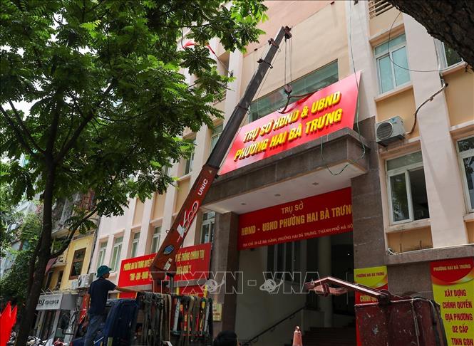 Gắn biển trụ sở phường Hai Bà Trưng, thành phố Hà Nội. Ảnh: Khánh Hoà - TTXVN