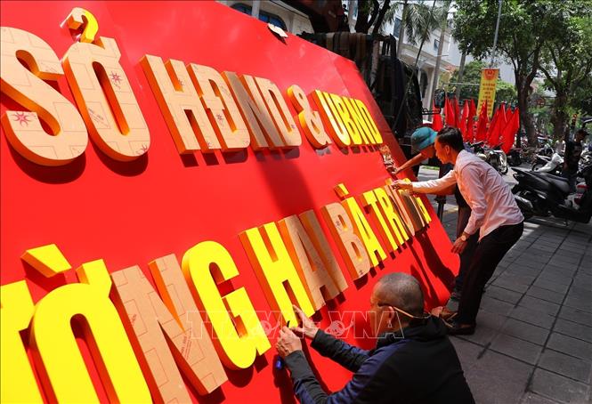 Gắn biển trụ sở phường Hai Bà Trưng, thành phố Hà Nội. Ảnh: Khánh Hoà - TTXVN