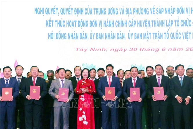 Phó Chủ tịch Quốc hội Nguyễn Thị Thanh trao Quyết định thành lập Ban chấp hành Đảng bộ tỉnh Tây Ninh. Ảnh: Thanh Bình - TTXVN