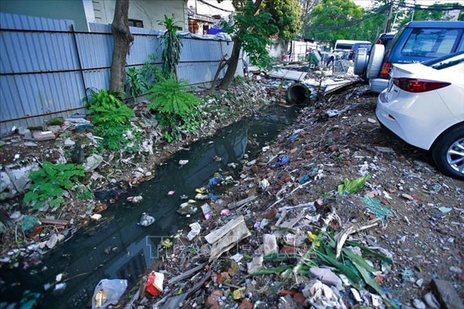 Chất thải nhựa, nilon và rác thải sinh hoạt ứ đọng gây ô nhiễm môi trường tại khu dân cư trên đường Đội Cấn, quận Ba Đình, Hà Nội. Ảnh: Trọng Đạt-TTXVN
