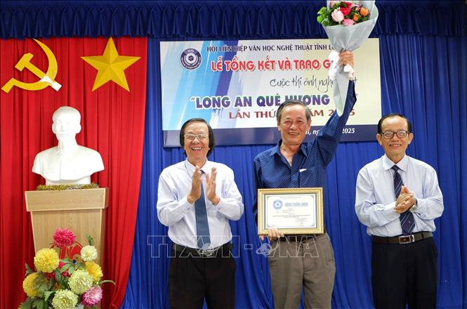 Ban tổ chức trao giải Nhất cho tác giả Chánh Thi với tác phẩm “Sản phẩm mới”. Ảnh: Đức Hạnh - TTXVN