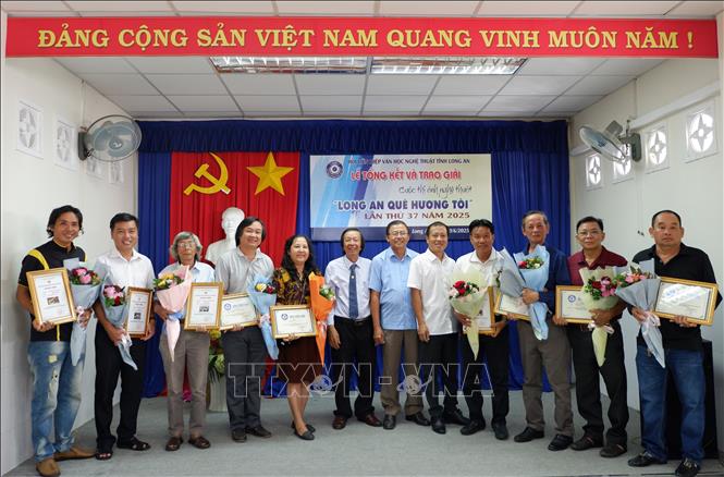 Trao giải cho các tác giả đoạt giải. Ảnh: Đức Hạnh - TTXVN