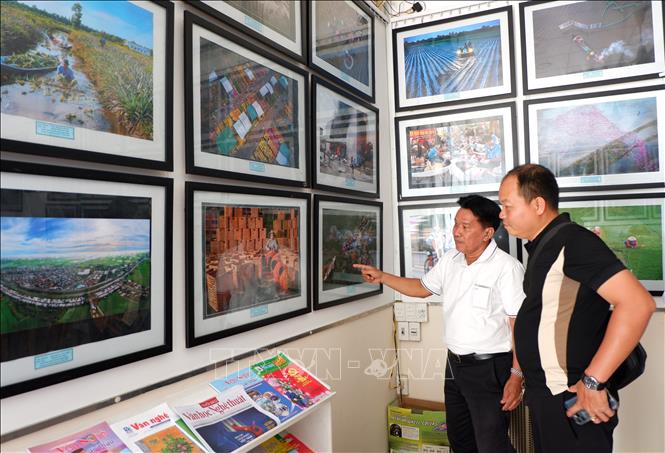 Khách tham quan triển lãm. Ảnh: Đức Hạnh - TTXVN